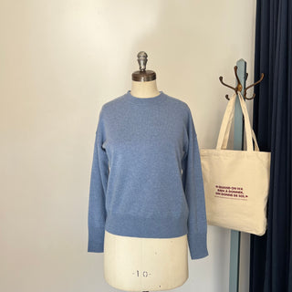 Chandail en cachemire House of Liberty col rond bleu *Nouvelles tailles*