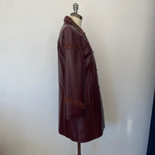 Charger l&#39;image dans la galerie, Manteau en cuir rouge vin Lavoie Morin cuir et fourrures
