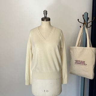 Chandail en cachemire House of Liberty col V crème *Nouvelles tailles*