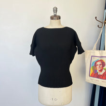 Charger l&#39;image dans la galerie, Chandail en mailles noires Sarah Pacini
