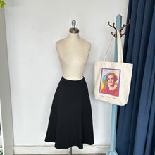 Charger l'image dans la galerie, Jupe noire Nadya Toto
