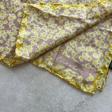 Charger l&#39;image dans la galerie, Foulard en soie Love &amp; Lore
