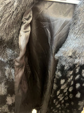 Charger l&#39;image dans la galerie, Manteau de fausse fourrure Simon Chang
