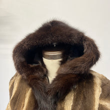 Charger l'image dans la galerie, Manteau de fourrure vintage
