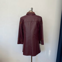Charger l&#39;image dans la galerie, Manteau en cuir rouge vin Lavoie Morin cuir et fourrures

