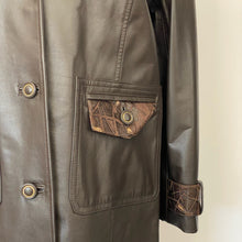 Charger l&#39;image dans la galerie, Manteau cuir noir et brun Lavoie Morin cuir et fourrures

