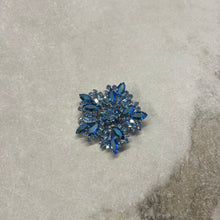 Charger l&#39;image dans la galerie, Broche fleur bleue Sherman
