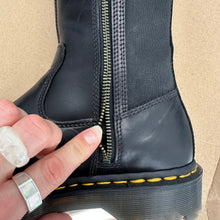 Charger l'image dans la galerie, Bottes en cuir montante Amaayah Dr. Martens - Les Mal-Aimés ❤️‍🩹
