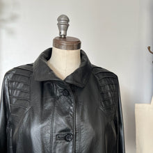 Charger l'image dans la galerie, Manteau en cuir Lavoie Morin cuir et fourrures
