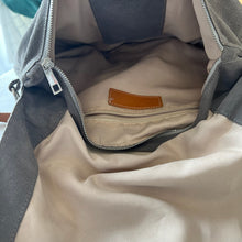 Charger l'image dans la galerie, Sac à main gris en cuir
