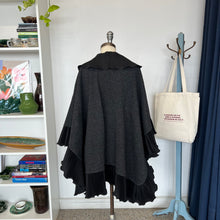 Charger l'image dans la galerie, Veste par-dessus Guy Laroche
