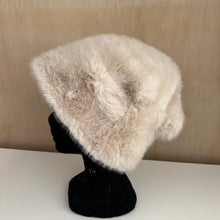 Charger l'image dans la galerie, Chapeau en fausse fourrure beige
