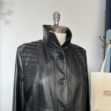 Charger l'image dans la galerie, Manteau en cuir Lavoie Morin cuir et fourrures

