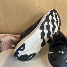 Charger l'image dans la galerie, Chaussures de course sur route Clifton 9 Hoka - Les Mal-Aimés ❤️🩹

