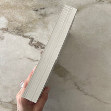 Charger l&#39;image dans la galerie, Livre La femme de ménage voit tout Freida McFadden
