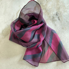 Charger l&#39;image dans la galerie, Foulard léger aubergine et fuchsia
