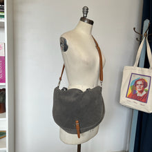 Charger l'image dans la galerie, Sac à main gris en cuir
