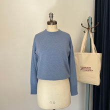 Charger l&#39;image dans la galerie, Chandail en cachemire House of Liberty col rond bleu
