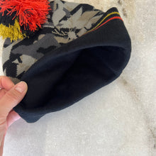 Charger l&#39;image dans la galerie, Tuque hiver noir, jaune et rouge Deux par Deux
