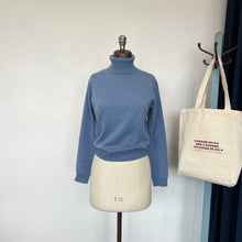 Charger l&#39;image dans la galerie, Chandail House of Liberty col roulé bleu *Nouvelles tailles*
