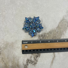 Charger l&#39;image dans la galerie, Broche fleur bleue Sherman
