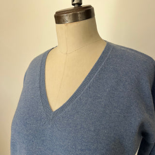 Chandail en cachemire House of Liberty col V bleu *Nouvelles tailles*