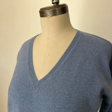 Charger l&#39;image dans la galerie, Chandail en cachemire House of Liberty col V bleu
