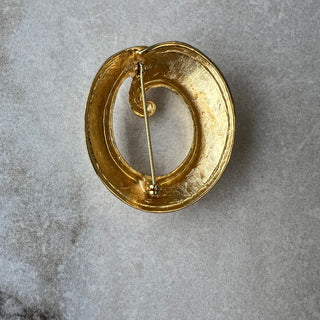 Broche ronde dorée