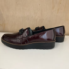 Charger l'image dans la galerie, Chaussures loafers en cuir rouge bordeaux Imac
