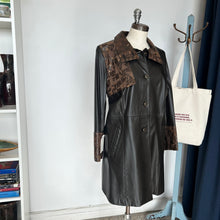 Charger l'image dans la galerie, Manteau en cuir Lavoie Morin cuir et fourrures
