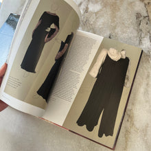 Charger l'image dans la galerie, Livre Vintage Fashion : Collecting and Wearing Designer Classics.
