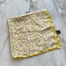 Charger l&#39;image dans la galerie, Foulard en soie Love &amp; Lore
