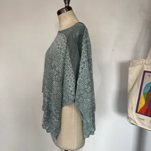 Charger l'image dans la galerie, Poncho en tricot scintillant D. Exterior
