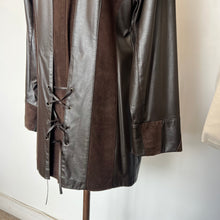 Charger l&#39;image dans la galerie, Manteau en cuir brun Lavoie Morin cuir et fourrures
