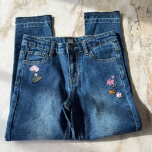 Charger l'image dans la galerie, Pantalon jeans avec ourlets effilochés et broderies florales Deux par Deux
