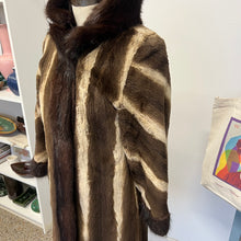 Charger l'image dans la galerie, Manteau de fourrure vintage
