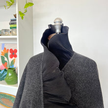 Charger l'image dans la galerie, Veste par-dessus Guy Laroche
