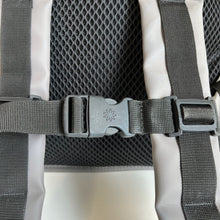 Charger l'image dans la galerie, Sac à dos Rolltop Rucksack Rains - Les Mal-Aimés ❤️‍🩹
