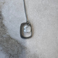 Collier #3561 breloque carré gris Stella par Isabel Désy
