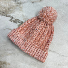 Charger l&#39;image dans la galerie, Tuque hiver rose saumon pour enfants Deux par Deux
