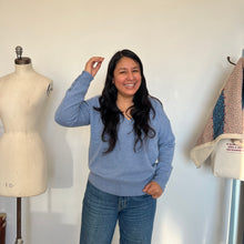Charger l&#39;image dans la galerie, Chandail en cachemire House of Liberty col V bleu *Nouvelles tailles*
