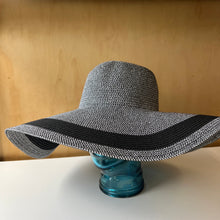 Charger l&#39;image dans la galerie, Chapeau de plage Banana Republic
