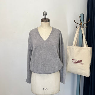 Chandail en cachemire House of Liberty col V gris *Nouvelles tailles*