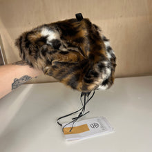 Charger l&#39;image dans la galerie, Béret en fausse fourrure FURious Fur

