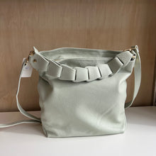 Charger l'image dans la galerie, Sac à main en cuir vert menthe
