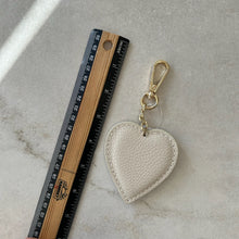 Charger l'image dans la galerie, Porte-clé coeur beige
