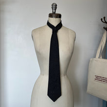 Charger l'image dans la galerie, Cravate vintage en soie Celine Paris
