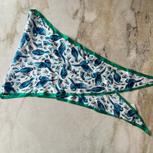 Charger l'image dans la galerie, Foulard en soie triangulaire Echo
