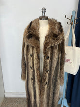 Charger l'image dans la galerie, Manteau de fourrure vintage
