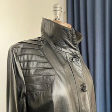Charger l'image dans la galerie, Manteau en cuir Lavoie Morin cuir et fourrures
